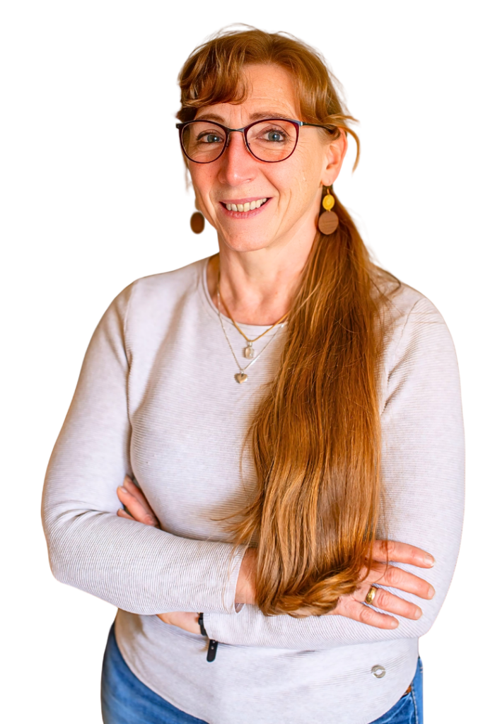 Heidi-Fabijenna Siegert hält ein aufgeschlagenes Fachbuch in den Händen und verbindet dieses Wissen mit der Energiearbeit in Bautzen.