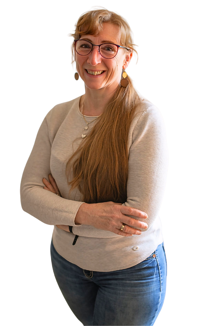 Heidi-Fabijenna Siegert steht lächelnd mit verschränkten Armen in einem hellen Raum und bietet Energiearbeit Bautzen an.