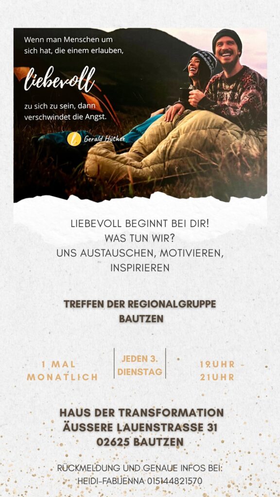 Ein Bild eines lachenden Paares im Schlafsack vor Bergen ergänzt eine Einladung zum monatlichen Treffen der Regionalgruppe für den liebevollen Austausch und die Energiearbeit in Bautzen.